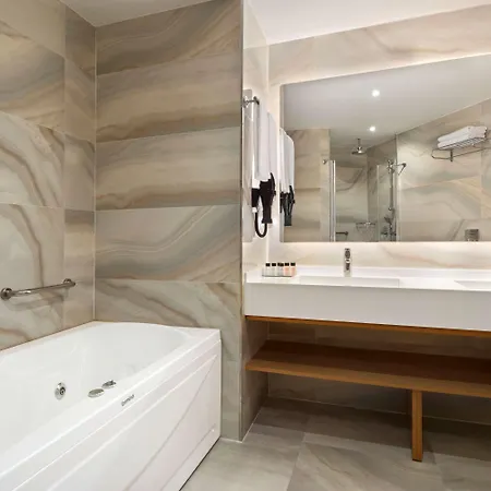 Ramada By Wyndham Nilufer Hotel 4*